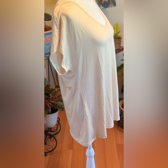 Women’s Ivory Stretchy Cap Sleeves Casual V-neck T-shirt Size Large Polyester - Picture 4 of 11